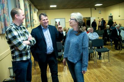 Tværpolitisk snak i korridorerne i Sognehuset i Faurholt. ?Foto: Tom Laursen