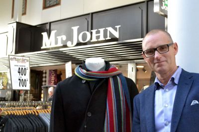 John Hedegaard er i dag indehaver af den nu 60 år gamle herretøjsbutik på Strøget 13 i Ikast ?foto laila kempel