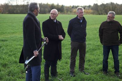 Fra venstre gør Ole Hvelplund, adm. direktør for Nature Energy, borgmester Carsten Kissmeyer, Peter Gæmelke og Axel Månsson klar til at tage det første spadestik til biogasanlægget på Grarupvej