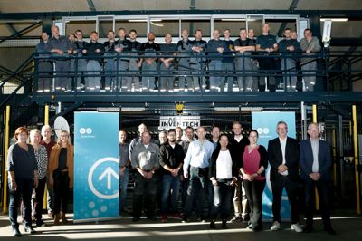 De omkring 40 ansatte hos AB Inventech har en særlig ånd, så det ikke kun er en arbejdsplads, ifølge stifter og indehaver Arne Bech. De ses her ved en stor maskine til vindmølleindustrien. Den skal snart fragtes til Marokko foto Henrik Ole Jensen