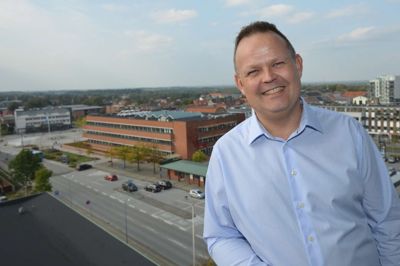 Vores Ikast's chef, Jan B. Knudsen, har grund til at være glad. Vores Ikast får et flot skulderklap med initiativprisen ?Privatfoto
