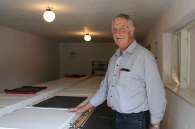 Formand Jens Jørgen Jensen fortæller at boksene er de samme 24 i alt. Trådnetværket, der adskiller boksene er også de samme, Jo, Bording Andelsfrysehus er det samme som altid. Foto: Morten Hallstrøm