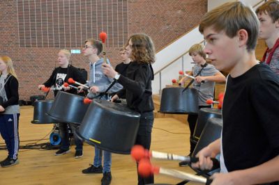Så er der gang i stomp på tønder, låg og gamle kaffekander