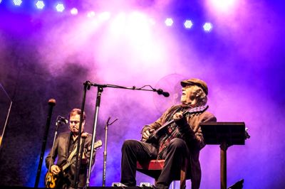 Kim Larsen og Kjukken vandt lørdag aften den ellers noget ulige kamp med det triste danske sommervejr. ?foto: tom laursen