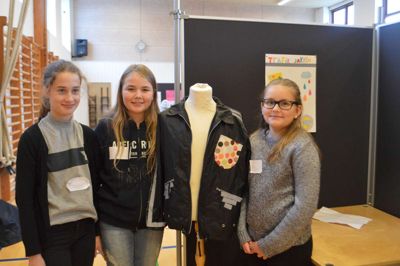 Signe, Isabella og Sia fra Dalgasskolen præsenterer deres smarte trafikjakke, der er forsynet med masser af reflekser. ?Foto: Flemming Thulstrup