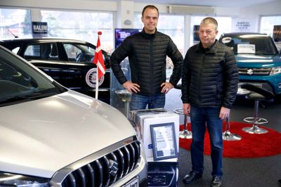 Tommy Nygaard med sin far, Ivan. De ejer sammen Autogaarden i Ikast og er begge godt tilfredse med hæderen for kundekontakt. Foto: Flemming Hansen