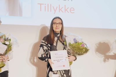 Michelle Møbjerg Hansen med sit bevis på den fine hæder ?PR-Foto
