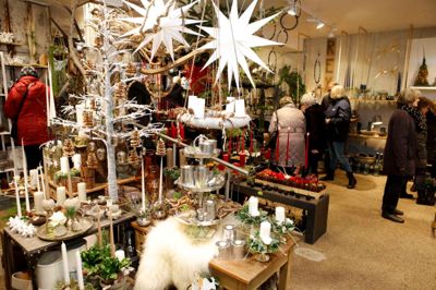 Nordisk jul er domineret af den hvide farve hos den lokale blomsterbutik: Rex i Strøgcentret foto Jens Anton Nordesgaard