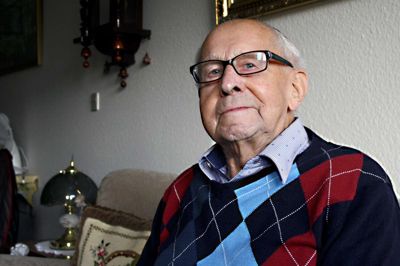 Den tidligere tømmerhandler og savværksejer Ejnar Frandsen, der stammer fra Outrup ved Varde, har sat sit store præg på udviklingen af Bording by. Han har blandt meget andet haft med tilblivelsen af svømmebadet og forsamlingshuset at gøre. foto: kim kristensen