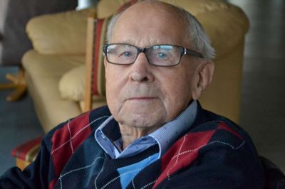 Frandsen er en viljefast mand, der insisterede på ny hofte som 99-årig. Nu er han for alvor på benene og glæder sig til også at kunne smide rollatoren foto Laila Kempel