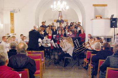 Julen synges ind i Engesvang Kirke med en tradtionel adventskoncert med kor og blæsere ?foto privat