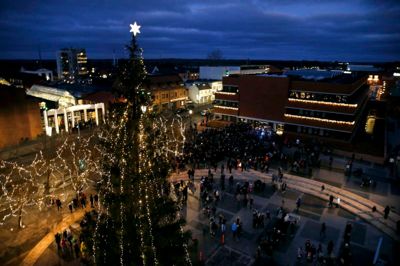 Juletræet på torvet ved rådhuset blev tændt klokken 16.30 fredag eftermiddag. Det var borgmester Carsten Kissmeyer, der stod for at sætte lys på træet. Kort efter uddelte Vores Ikast slikposer ved rådhusets trappe. ?Foto: Flemming Hansen