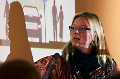 Helle Rosengren fra Ikast-Brande Kommunes Drifts- og Anlægsafdeling kunne blandt andet fortælle, at der parkeringspladsen ved det gamle posthus kan sænkes, så den kan fungere som et forsinkelsesbassin til tilfælde af skybrud. ?Foto: Kim Kristensen