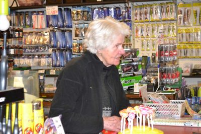 Tove Pedersen er 83 år men passer fortsat sin butik på Bredgade i Bording hver evig eneste dag - som hun har gjort det i de sidste 60 år ??foto Laila Kempel