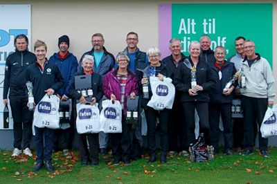 Vinderne af afslutningsmatchen på Ikast Golfklubs 18 hullers bane, ses her med gevinsten efter deres præstation ?foto privat
