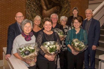 JUBILÆUM Ikast-Brande Kommune har igen fejret en række medarbejdere, der har fejret jubilæum som ansat i kommunen. Bagest fra venstre ses borgmester Carsten Kissmeyer; Hulda Askjær, der kan fejre 40 års jubilæum, som lærer på Ejstrupholm Skole. Jørgen Hyldgaard fejrer 25 år som jobkonsulent. Pia Hausted har 40 års jubilum og er ansat som specialist i økonomiafdelingen, Dora Risbjerg fejrer 40 år som administrativ medarbejder visiations- og myndighedsafdelingen og kommunaldirektør Henning Hansen
Forrest er Bente Rauff Bommersholdt, der fejrer 40 års jubilæum. Hun er ansat som administrativ medarbejder i ældreafdelingen, Helle Norman Lindbæk har været ansat 25 år som gartner ved Entreprenørgården. Ulla Irene Kristensen er sosu-hjælper ved hjemmeplejen og har været ansat i 25 år. ?foto privat