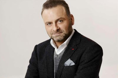 Jesper Lundgaard er som sangsolist garant for julestemning og godt humør ved RemisenBrandes julekoncert