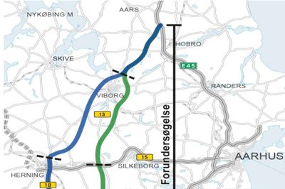 På kortet vises den strækning, som VVM-undersøges med korridoren øst om Billund (blå linje) og korridoren vest om Billund (lyseblå linje). Kortet viser også strækningerne som forundersøges med korridoren over Herning (blå linje) og korridoren tæt på Silkeborg (grøn linje). ?Kort: Transport-, Bygnings- og Boligministeriet.