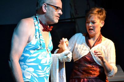 Butler Winther (Kim Munksgaard) prøver furens badedragt. Fru Emmy (Karina Nielsen). Forestillingen 2016. Foto: Hans Jørgen Hansen