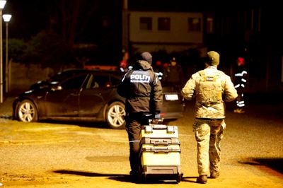 Politiet på arbejde i nat efter en håndgranat blev kastet mod Black Armys klubhus. Foto: Henrik Ole Jensen