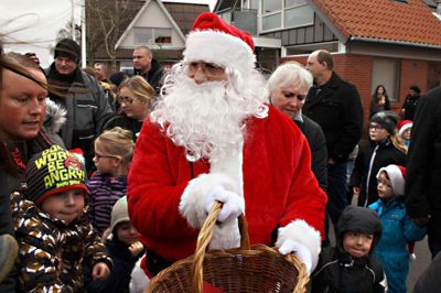 Sidste år kom julemanden flyvende i helikopter til Bording Kirkeby. I år blev han kørt til Kirkebyen i en kranbil, der er kendt fra animationsfilmen »Biler«.