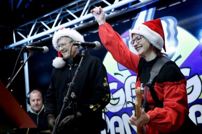 Sussi og Leo's juleshow - uden julemusik. Sussi sprudlede. Leo virkede stadig påvirket af sin sygdom ?Foto: Flemming Hansen
