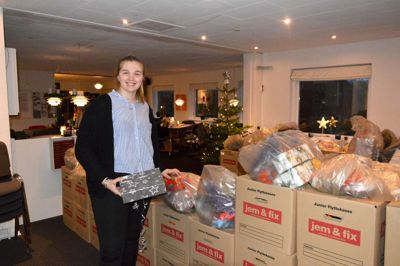 Udvekslingsstudent Albertina Logica fra Argentina er blandt de mange frivillige, der hjælper til. Her fordeler hun julegaver til de familier, der kommer for at modtage årets julehjælp i Midtjyllands Frikirke. ?Foto: Steen Hebsgaard