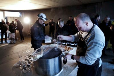 Morten Kok fra Restaurant Noli bar den alkoholreducerede gløgg op til fjerde sal. ? Foto: Flemming Hansen