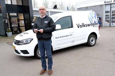Finn Wiwe fra Ikast Automobiler udleverede nøglen til varebil og havde samtidig en stak pengesedler klar til projekt julehjælp ?foto Laila Kempel