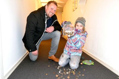 Lærke Cecilie Løvshall, og pædagog Rasmus Hebsgaard kom på sidste skoledag før jul ned og afleverede overskuddet fra deres pebernøddesalg ?foto Laila Kempel