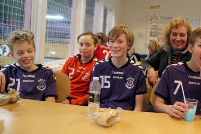Johan Andersen, Mikkel Langballe, Malthe Andersen, Rune Lundgreen og Benjamin Rasmussen fra Roskilde hygger sammen i halcafeteriet i Engesvang sammen med Bettina Poulsen, der er med på turen som forælder. Hendes søn Patrick spillede kamp, da billedet blev taget. ?Foto: Rasmus Viuff