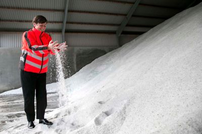Lederen af kommunens entreprenørafdeling Ulla Vilsbøll Milling ved saltbjerget, som hun håber på snart vil blive mindre. ?Foto: Tom Laursen