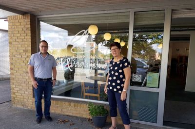 Troels Mortensen (th), chefoptiker hos Louis Nielsen i Ikast, er glad for at støtte Folkekirkens Café og Dagligstue. Her er det Vera Vestergaard, der arbejder i cafeen ?foto privat