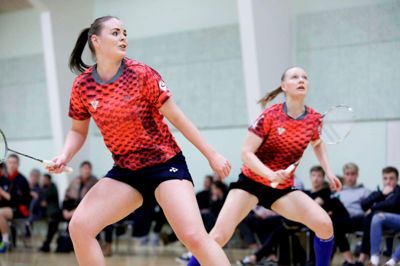 Susan Ekelund (nærmest) og Sonja Pekkola måtte se sig slået i to tætte sæt i damedoublen, da Ikast tabte 2-4 til Aarhus AB. Foto: Henrik Ole Jensen