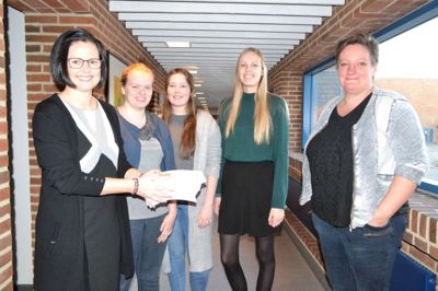 Der var smil og forveningsglæde, da Andelskassens filialdirektør i Ikast Ann Kongensgaard, tv forleden hentede de 700 billetter til årets musicalforestilling på Ikast-Brande gymnasium. Hun ses her sammen med eleverne Karen Lunding-Møller, Engesvang, Henriette Ejsing, Ikast og Katrine Birchow Jensen, Isenvad og musiklærer Kirsten Christiansen ?foto Laila Kempel