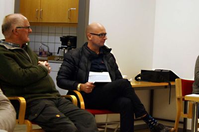 Khoshnaw Nameq, der bor på Udrejsecentret, forklarede, hvordan frivillige vil kunne gøre en forskel. I midten er det Røde Kors' daglige leder på Udrejsecentret, Ken Rinder. Ved siden af ham sidder Erland Sørensen fra Ikast. Foto: Kim Kristensen
