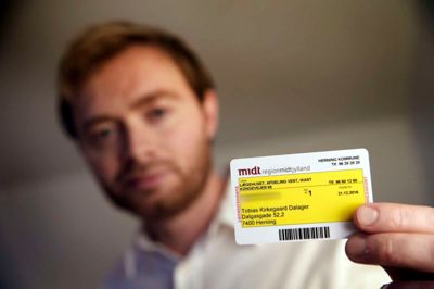 Ingen læger i Herning by tager imod nye patienter for tiden. Nytilflyttede Tobias Kirkegaard Dalager har derfor til sin undren fået tildelt en læge i Ikast. Han har ingen bil, så han forestiller sig, at han godt kan få problemer med at komme til læge på skæve tidspunkter. Foto: Flemming Hansen