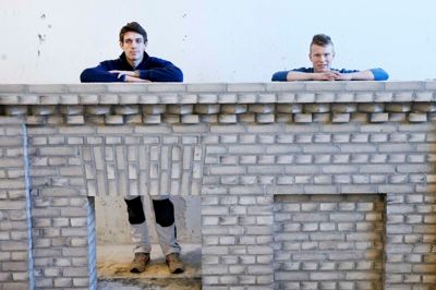 Det er en mur som denne, Jacob Trærup Ahlgreen (t.v.) og Jonatan Andreasen skal mure til DM i Skills. Foto: Flemming Hansen
