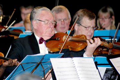 82-årige Erik Sauermilch har spillet violin ved samtlige nytårskoncerter siden 1997. Her ses han i aktion ved koncerten i 2012 ?Foto: Erik Lauritzen)