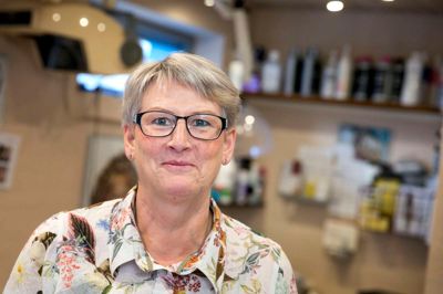 Bente Mikkelsen har i 25 år haft egen frisørsalon i Tulstrup. I dag fejrer hun sin 60 års fødselsdag med 87 gæster. Foto: Tom Laursen