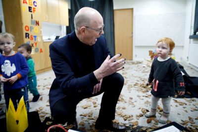 Borgmester Carsten Kissmeyer åbnede Ønskelandet hos dagplejen. Klods Hans' mudder var en smule skræmmende og Lille Marta var ikke sådan at overbevise om, at det var en god ide at stikke fingrene i - men når borgmesteren kan...så kan Marta også ?foto Flemming Hansen