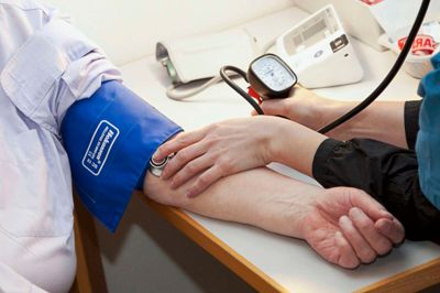 Ofte kan man ikke mærke, at man har for højt blodtryk eller for meget kolesterol i blodet, og derfor er rådet fra apoteket, at man kender sit kolesteroltal og jævnligt får målt sit blodtryk. ?PR-foto: Karina Kjeldgaard Miltersen, Hospitalsenheden Vest