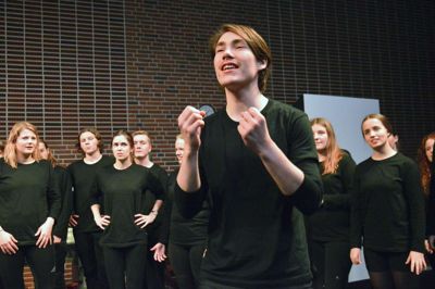 Jonas Götze er egentlig musiker, men udfolder sit talent som sanger og skuespiller. Han spiller den frustrerede instruktør, som kæmper med at få Romeo og Julie til at hænge sammen ?Foto; Steen Hebsgaard