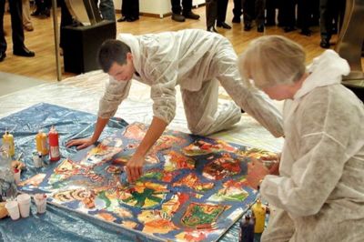 Kunstmessen Art Herning har i sin 20 år lange historie budt på forskellige indslag. Her er det borgmester Lars Krarup, som i 2003 kreerede et kunstværk sammen med kunstneren Bjørn Bjørnholt. ?Foto: MCH