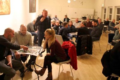 Knap 50 mennesker deltog i det politiske café i Engesvang i aftes.