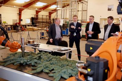 Sammen med Naturstyrelsen er man ved at udvikle en robot, der kan scanne, klippe og sortere klippegran - her er det fra venstre Kim Poulsen fra KP Automation, finansminister Kr. Jensen, Keld Pedersen fra KP Automation og Venstres borgmesterkandidat, Ib Lauritsen ?foto:Jens Anton Nordestgaard