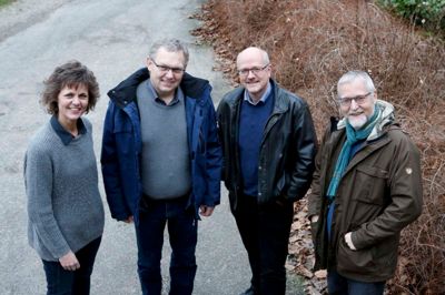 Den nye diakonipræst Birthe Møberg ses her sammen med menighedsrådsformand Kurt Tolstrup, leder af Familiehuset Hans Jørgen Jensen og provst Poul Erik Knudsen. ?Foto: Henrik Ole Jensen