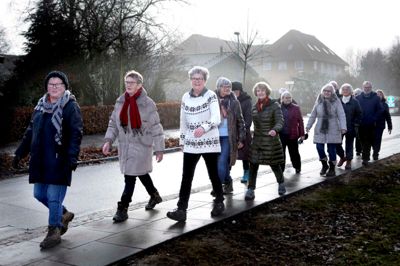 For 50. gang mødtes borgere i Bording til deres ugentlige gåtur mandag formiddag. Med røde kinder og syv kilometer i benene sluttede de af med højt belagt smørrebrød ?foto Henrik Ole Jensen