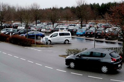 Den gratis parkering ved Midtjyllands Lufthavn er en af de fordele, erhvervsdirektør Kenneth Mikkelsen fra Erhvervsrådet Herning & Ikast-Brande fremhæver, når repræsentanter fra virksomheder i Midtjylland skal til København eller videre ud i verden.?Foto: Henrik Ole Jensen