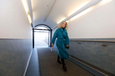 - Når jeg bestiller i god tid, kan jeg komme frem og tilbage til København for 398 kroner. Det kan jeg ikke engang komme over Storebæltsbroen for, siger Karin Thygesen fra Ikast, der ofte pendler fra og til Midtjyllands Lufthavn. Foto: Jens Anton Nordestgaard